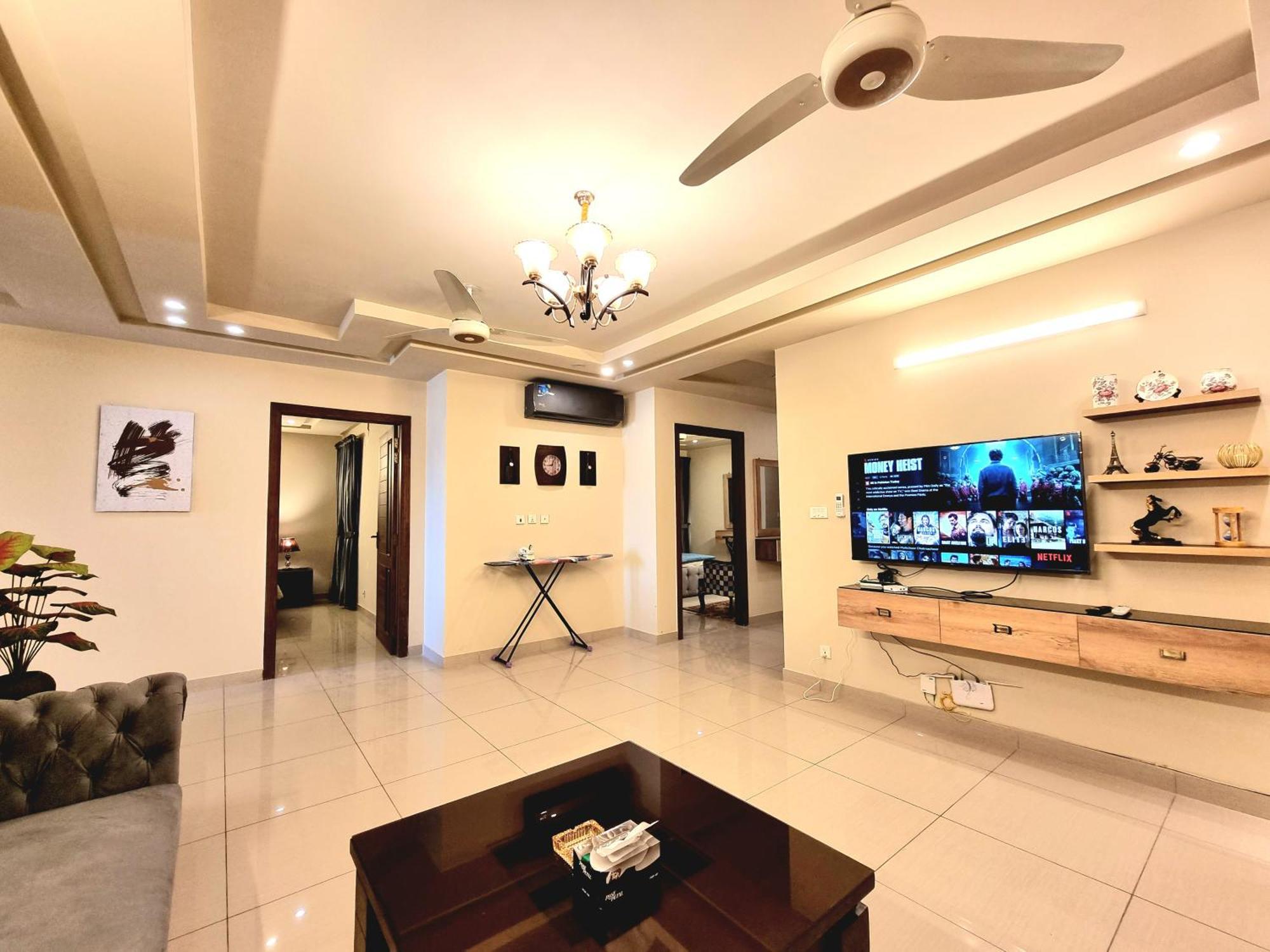 Luxurious Landing Apartments & Suites Bahria Town Rawalpindi Room photo