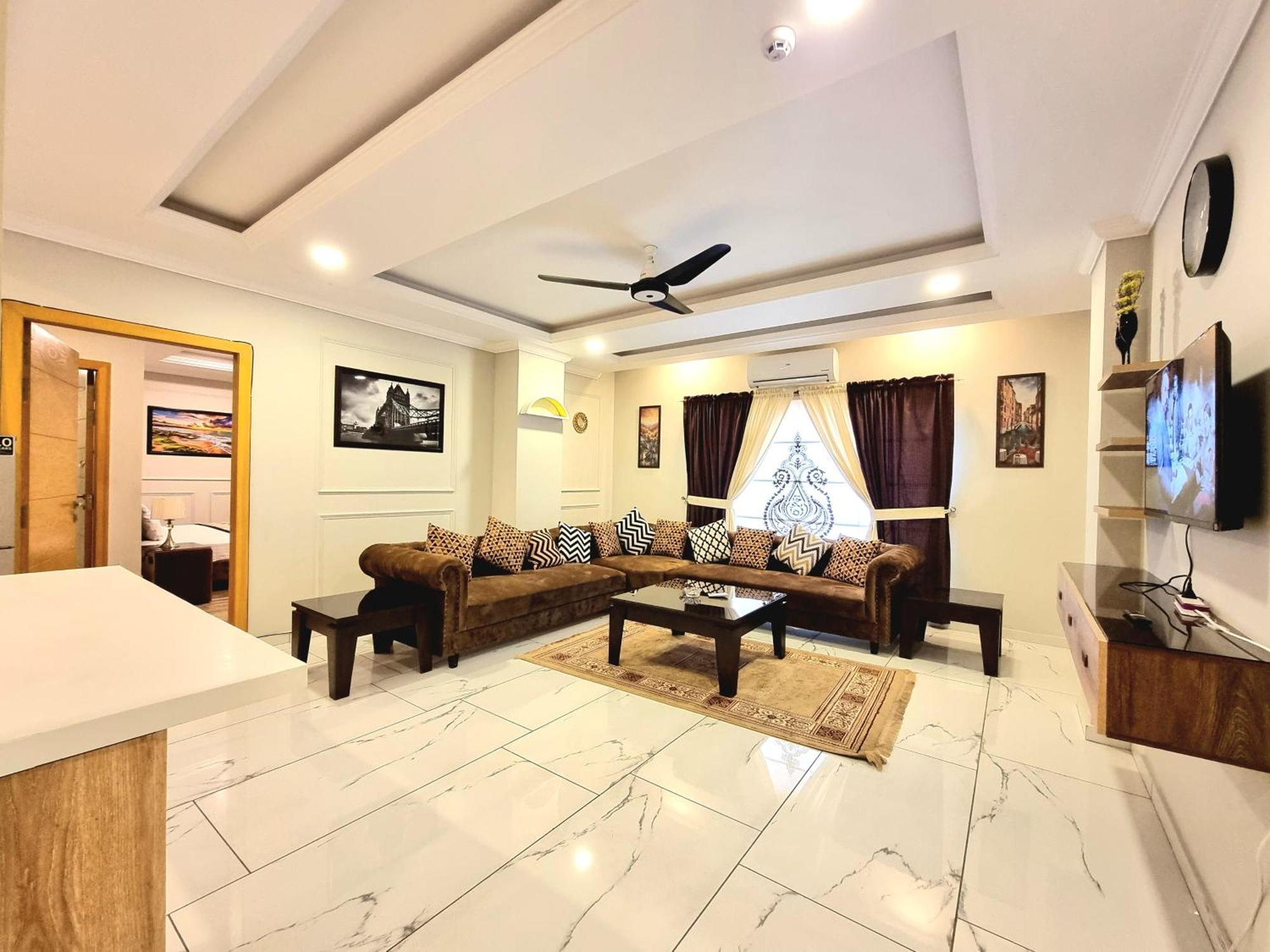 Luxurious Landing Apartments & Suites Bahria Town Rawalpindi Room photo