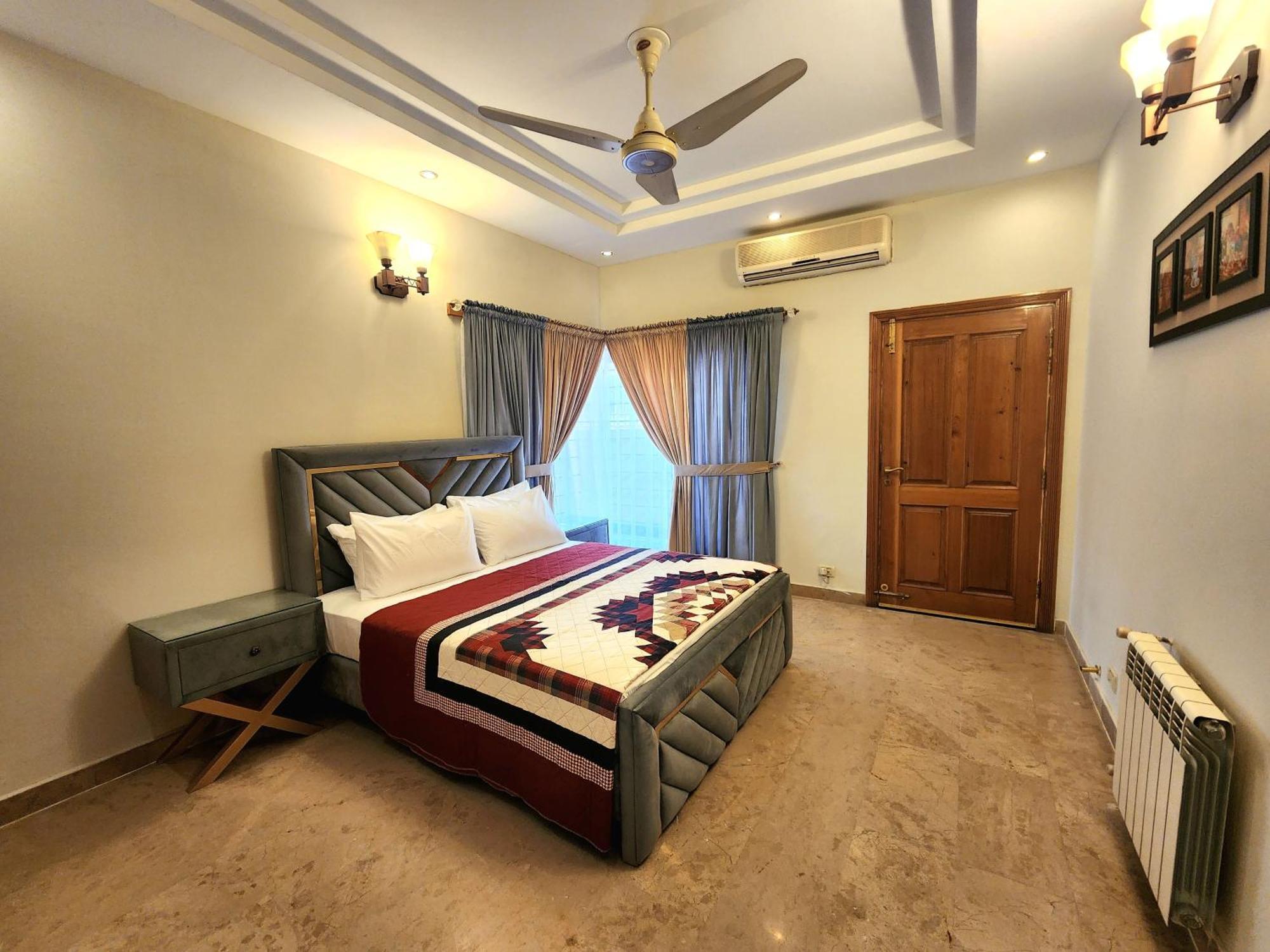 Luxurious Landing Apartments & Suites Bahria Town Rawalpindi Room photo